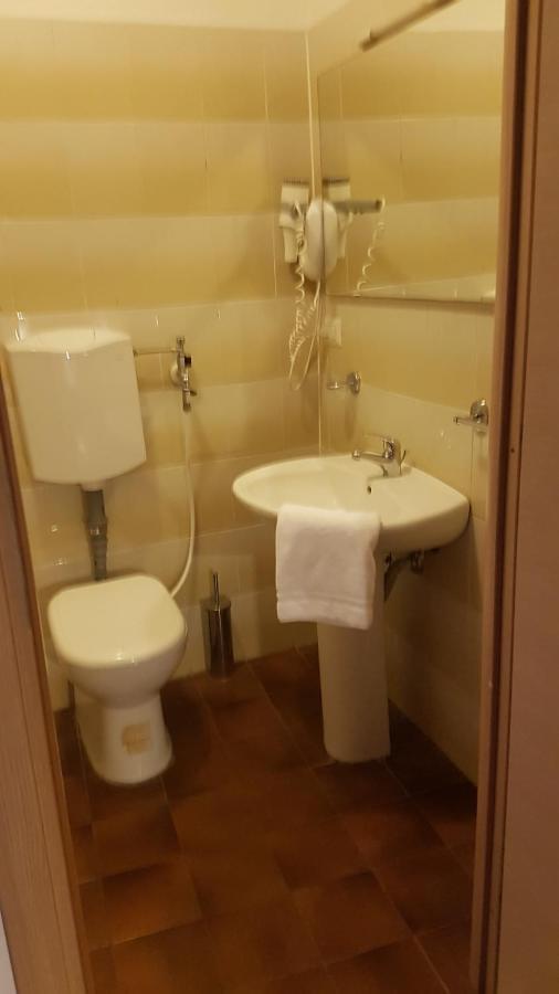 Domus Roma Hotel Bagian luar foto